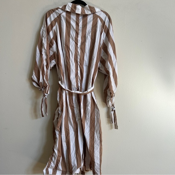 Mr Larkin Ahinaa Striped Tan and White light weight long coat. Size Medium - Picture 7 of 9